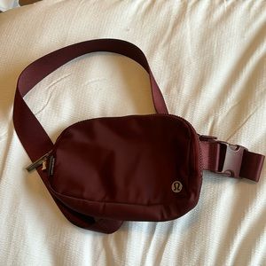 Everywhere Belt Bag 1L in wine color limited
